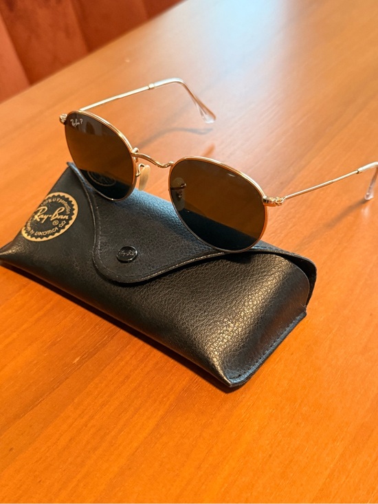 Polarized Ray-Ban Round Metal Gold Frame Sunglasses with Black Lenses main image 2